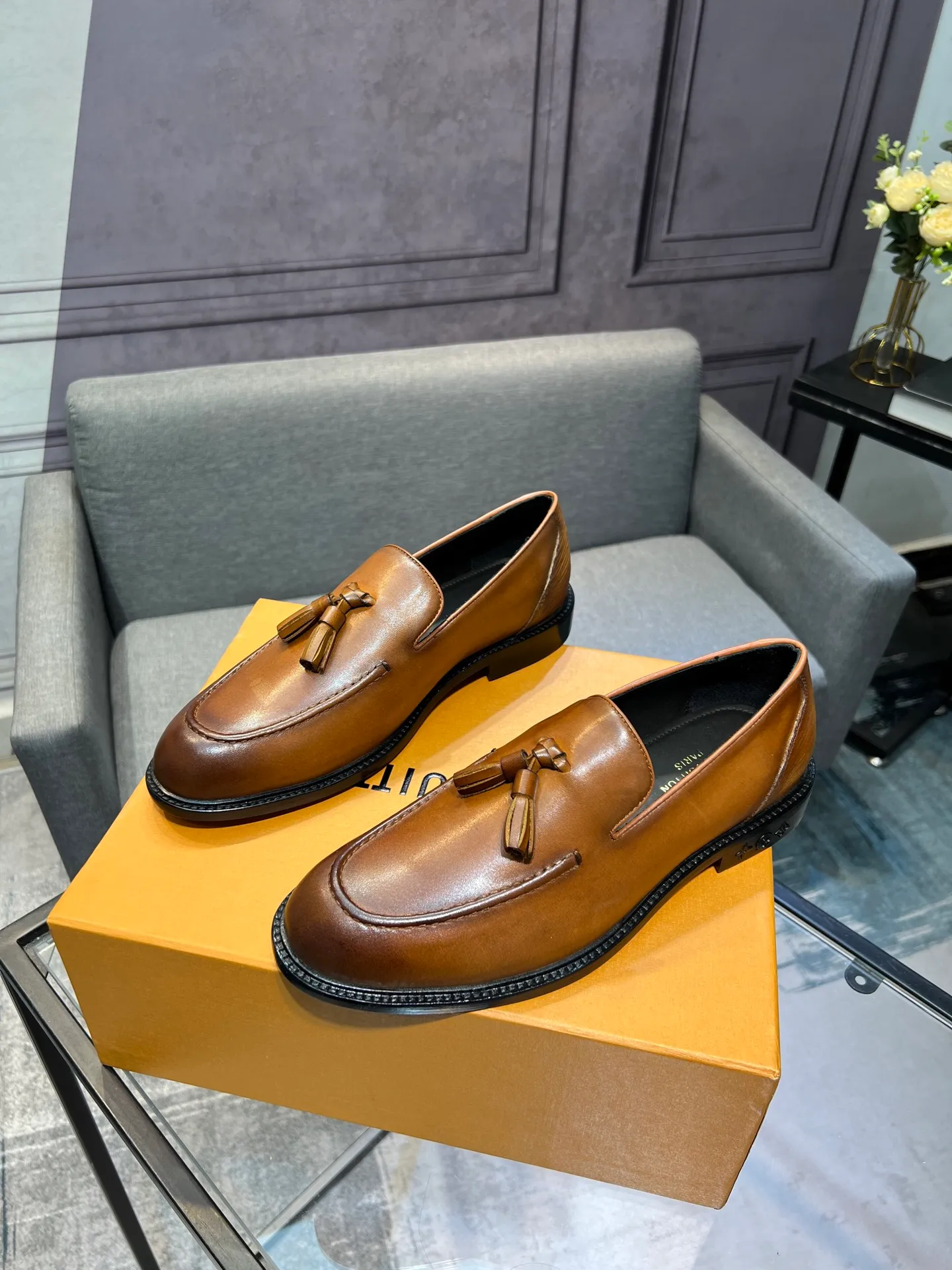 Men's shoes 💰1020 LV top luxury brand, high-quality men's business formal leather shoes, imported genuine leather soles! Customized imported leather, the first layer of open-edge beaded lacquered cowhide, the texture is incomparable, the imported cowhide lining, high-end high-end shoes, don't miss it! size:39-44 (Male 38 45 46 customized)